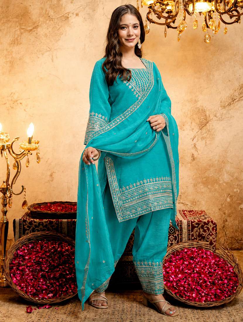 Women Embroidered Three Quarter Sleeves Kurta Farshi Salwar Set With Dupatta - 22703590 -  Standard Image - 4