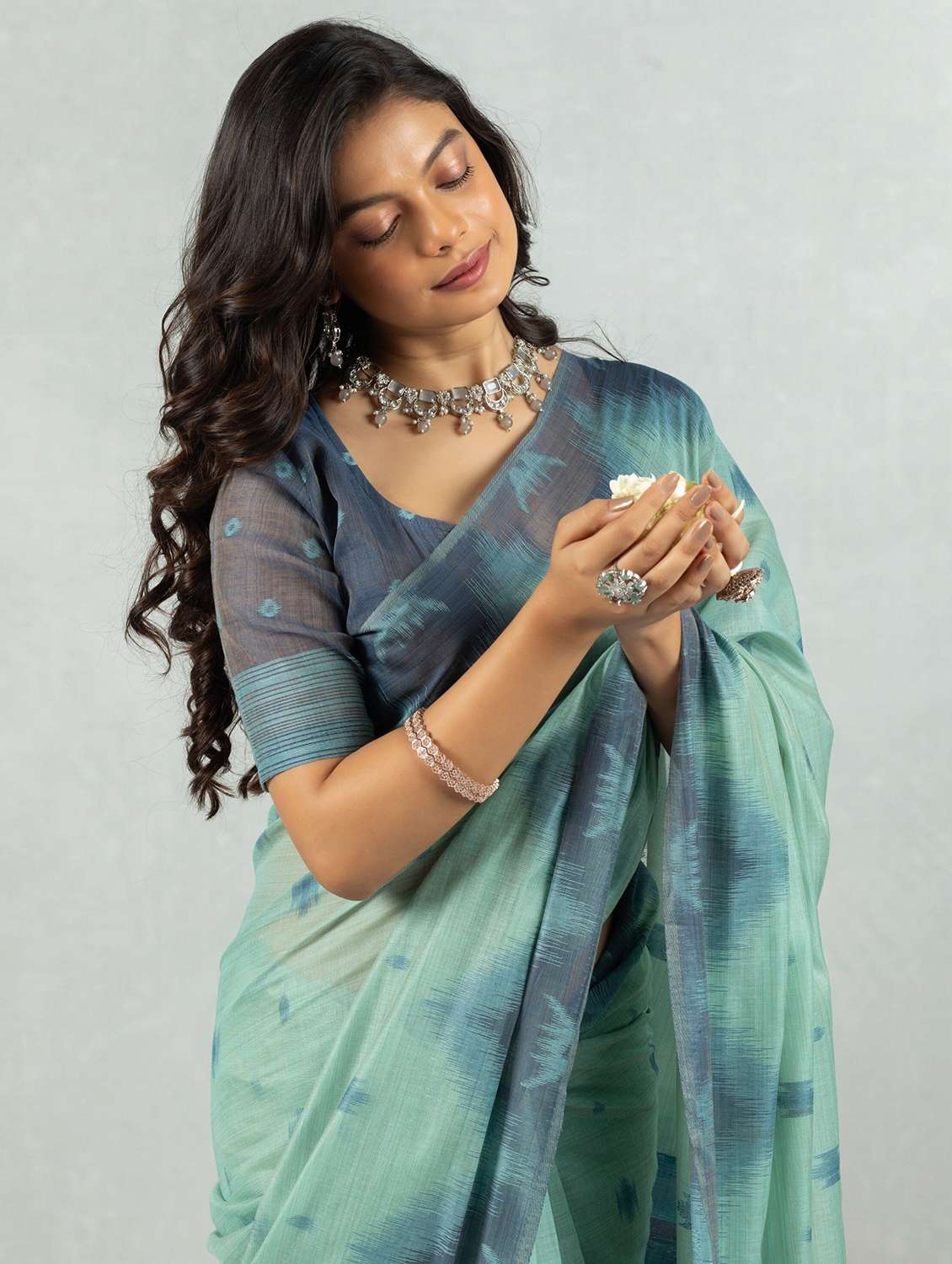 Women Self Design Handloom Saree With Blouse - 22704270 -  Standard Image - 1