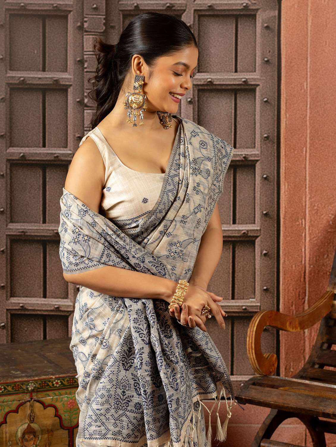 Women Self Design Handloom Saree With Blouse - 22704286 -  Standard Image - 1