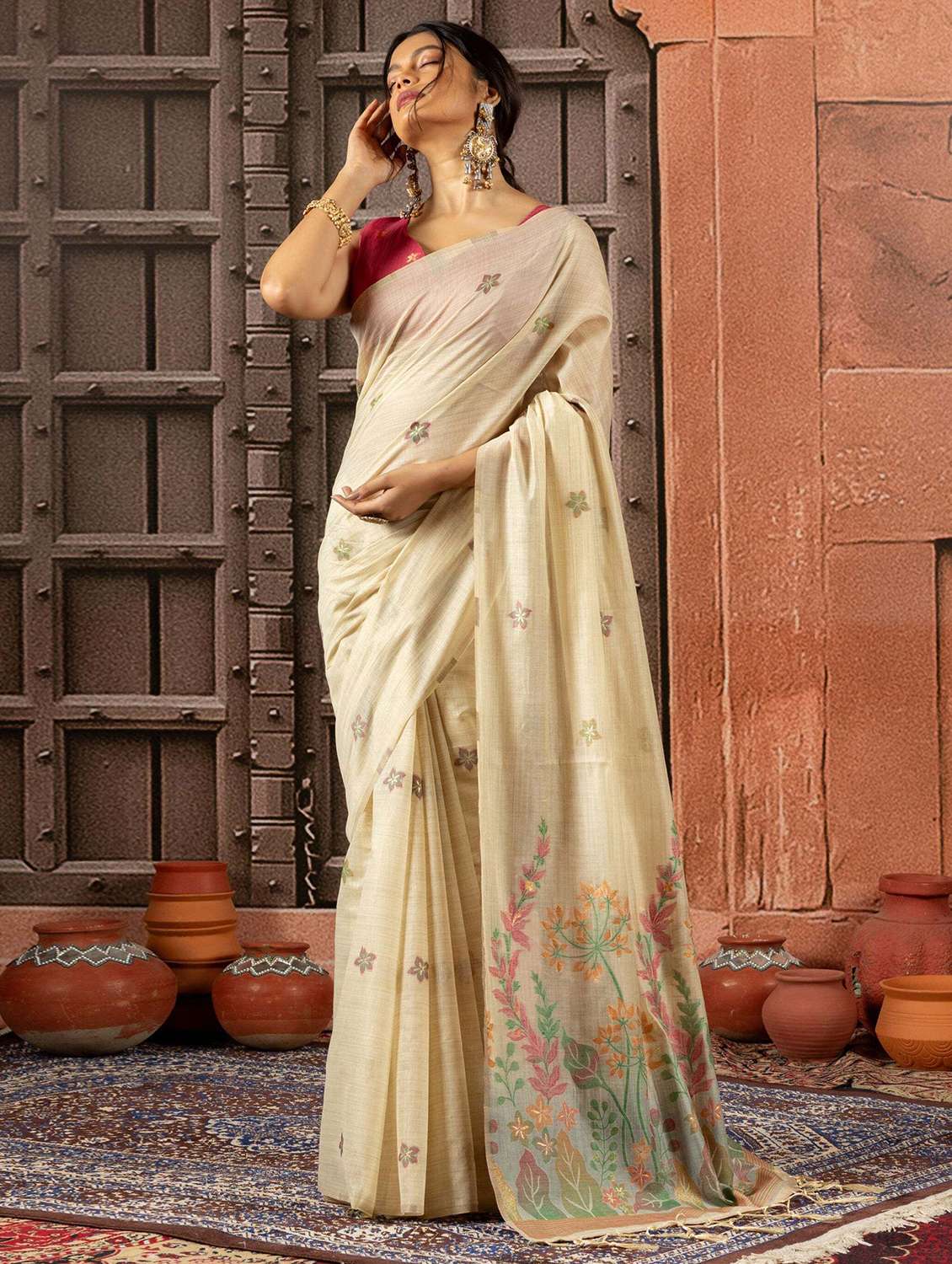 women self design handloom saree with blouse