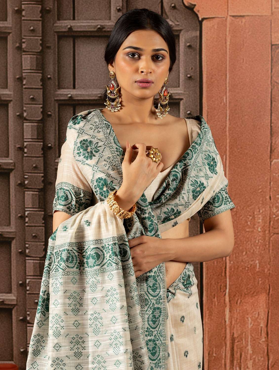 Women Self Design Handloom Saree With Blouse - 22704323 -  Standard Image - 1