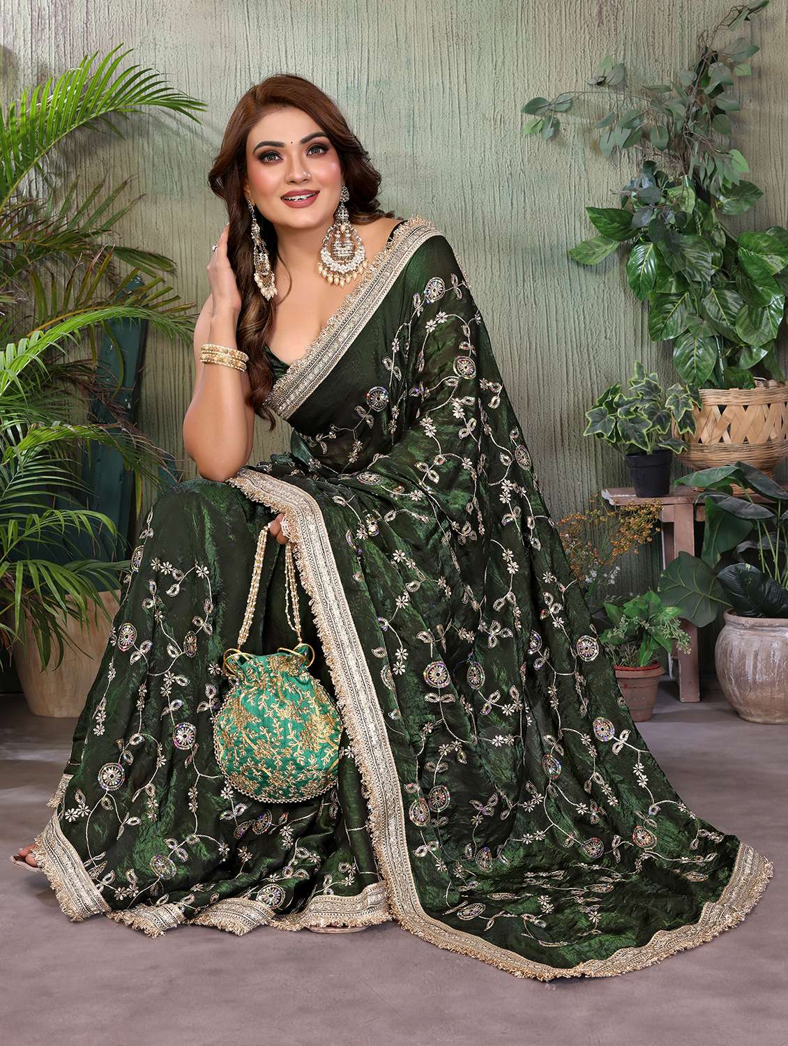 Women Solid With Work Embroidered Saree With Blouse - 22707345 -  Standard Image - 4