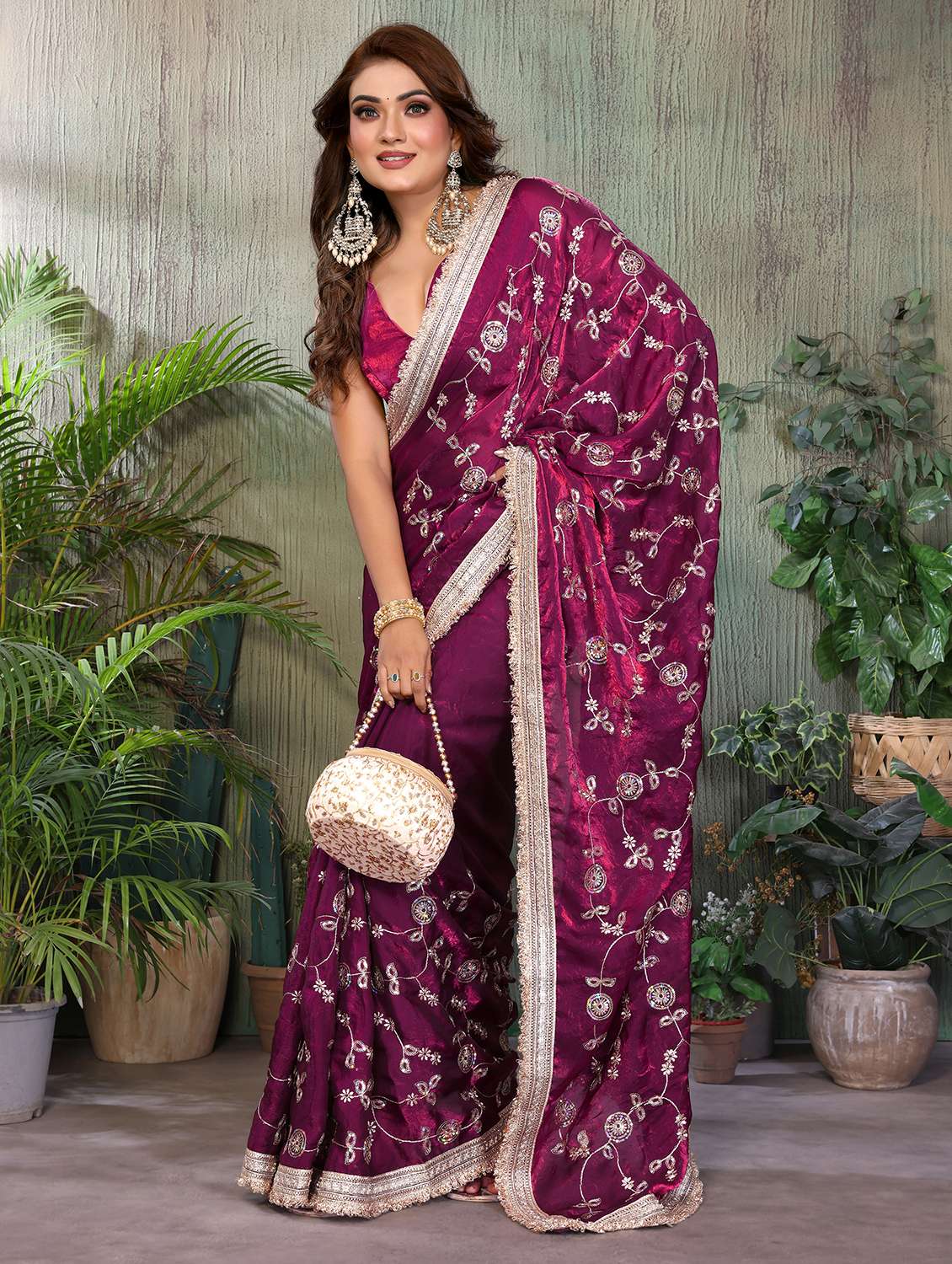 Women Solid With Work Embroidered Saree With Blouse - 22707347 -  Standard Image - 4