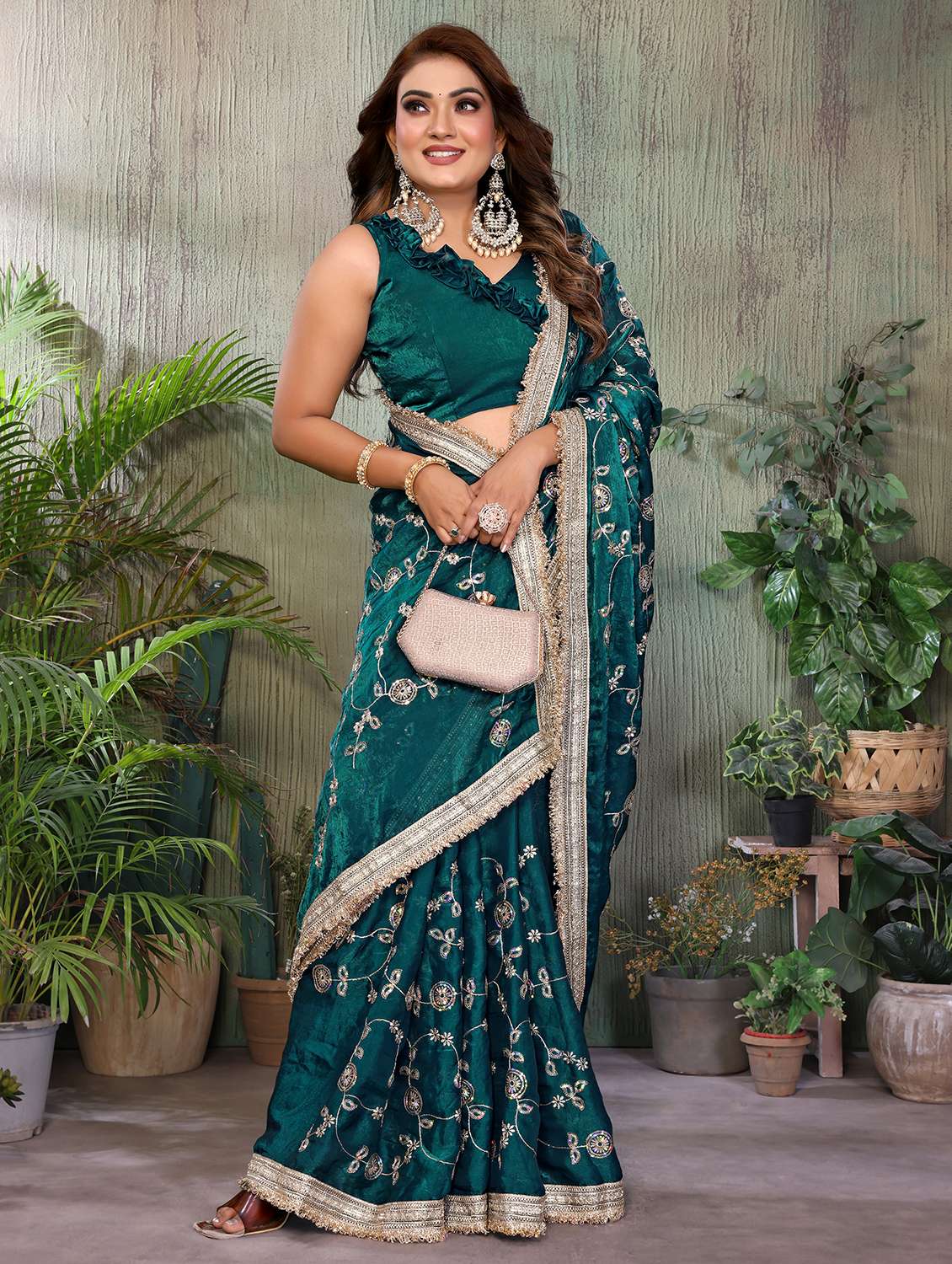 Women Solid With Work Embroidered Saree With Blouse - 22707348 -  Standard Image - 4