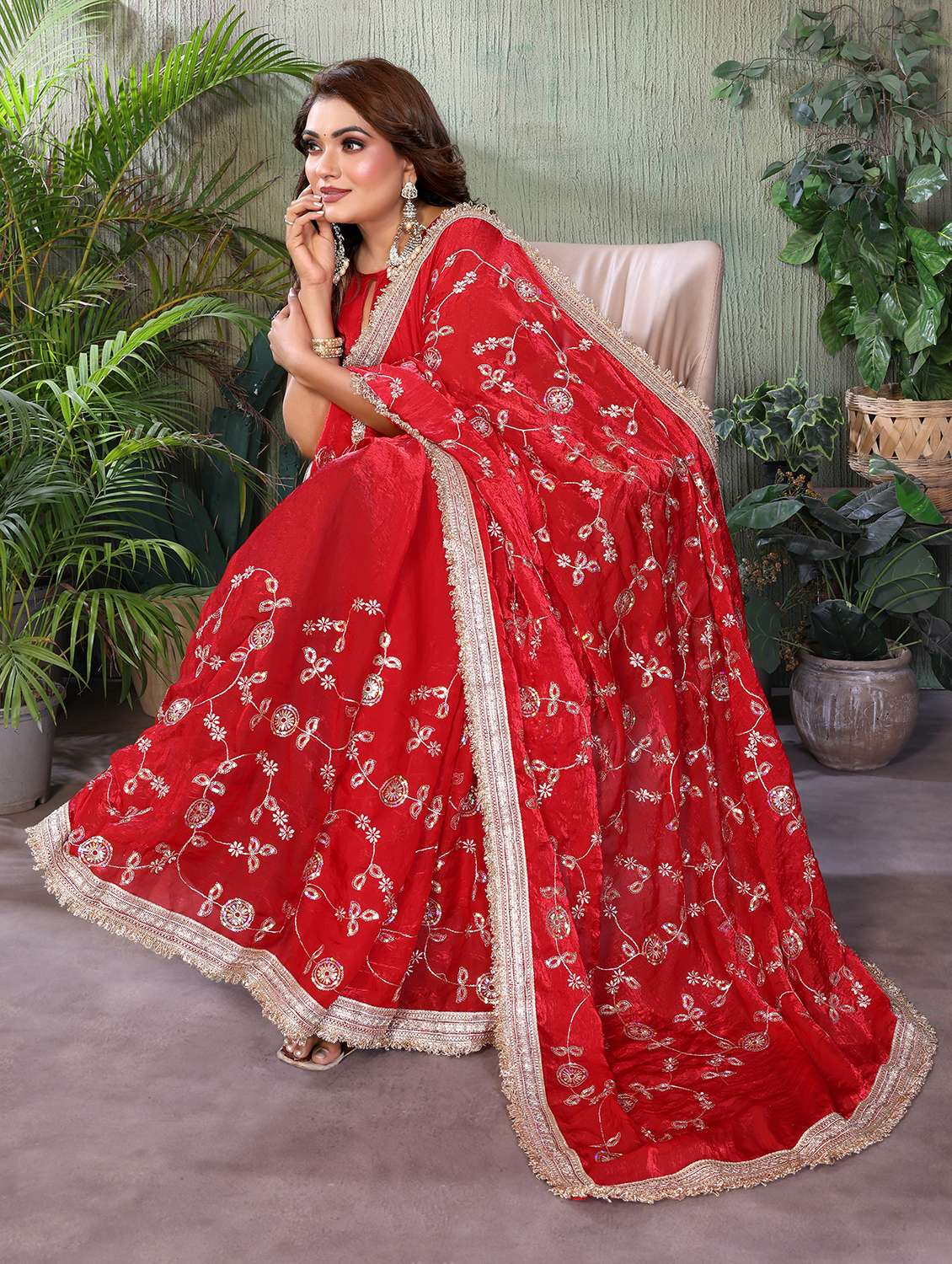 Women Solid With Work Embroidered Saree With Blouse - 22707349 -  Standard Image - 4