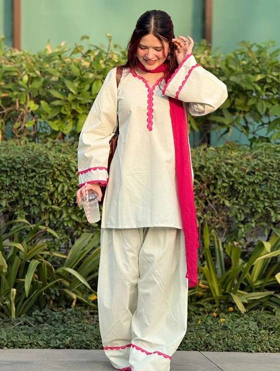 Women Solid Long Sleeves Kurta Farshi Salwar Set With Dupatta - 22722137 -  Standard Image - 4
