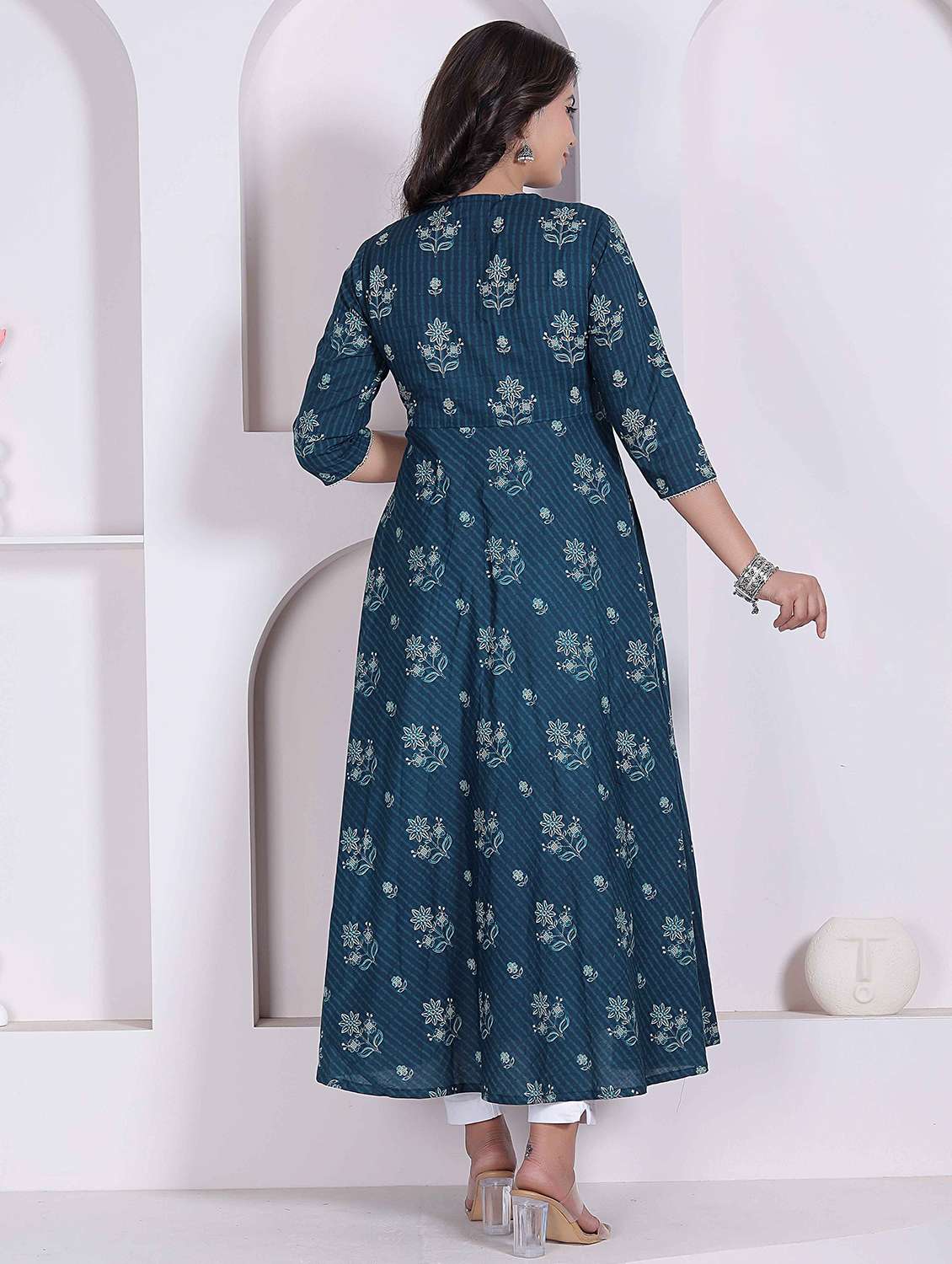Women Printed Three Quarter Sleeves Angrakha Kurta - 22722866 -  Standard Image - 4