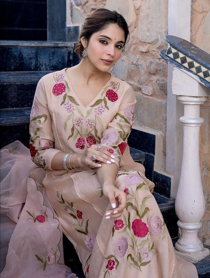 Women Embroidered Three Quarter Sleeves Kurta Pant Set With Dupatta - 22723145 -  Standard Image - 4