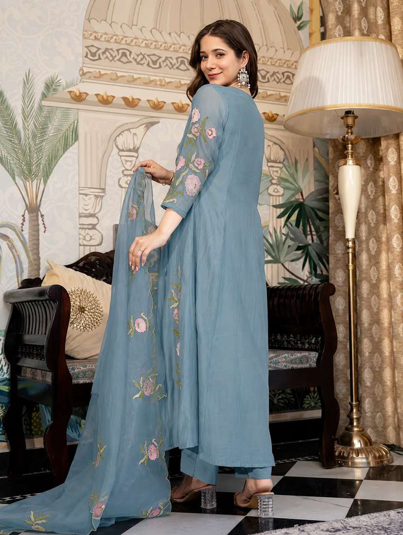 Women Embroidered Three Quarter Sleeves Kurta Pant Set With Dupatta - 22723148 -  Standard Image - 4