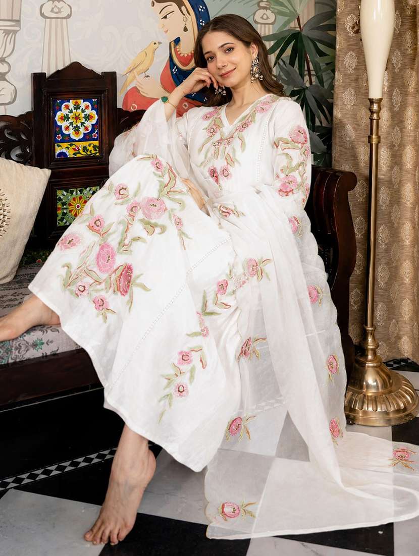 Women Embroidered Three Quarter Sleeves Kurta Pant Set With Dupatta - 22723149 -  Standard Image - 4