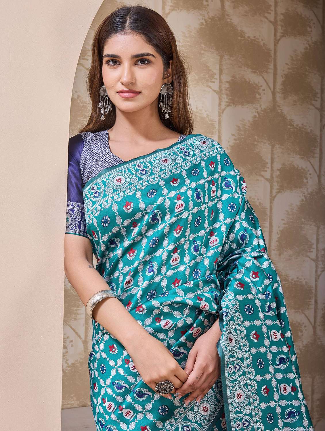 Women Self Design Banarasi Saree With Blouse - 22723232 -  Standard Image - 1