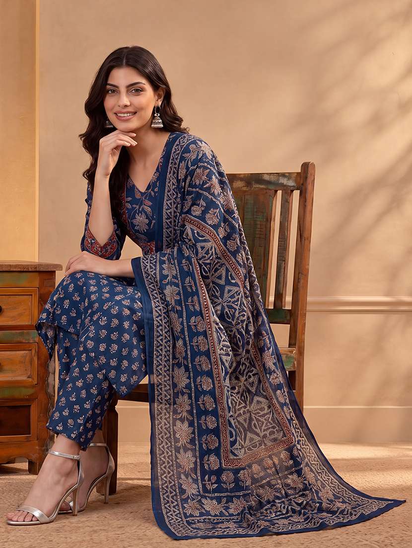 Women Printed Three Quarter Sleeves Kurta Pant Set With Dupatta - 22725738 -  Standard Image - 4