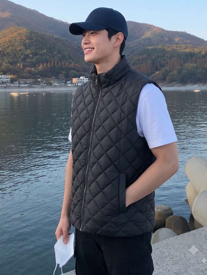 Men Solid Sleeveless Lightweight Quilted Jacket - 22727117 -  Standard Image - 1