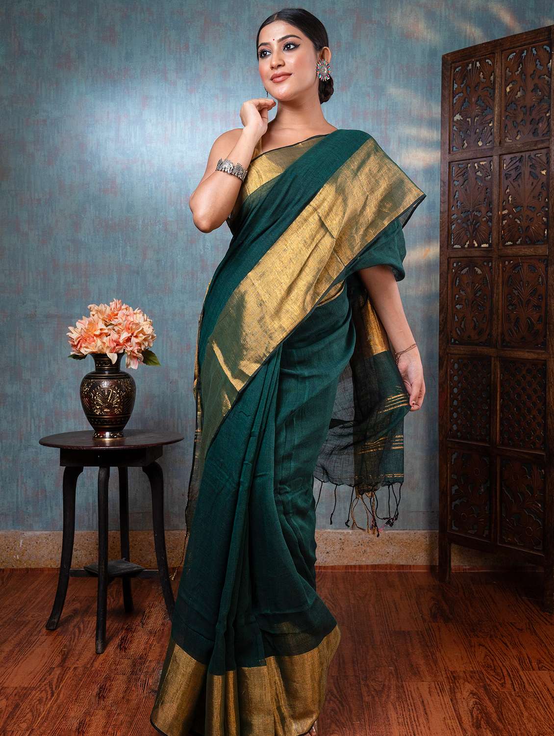 Women Solid With Bordered Handloom Saree With Blouse - 22728787 -  Standard Image - 1