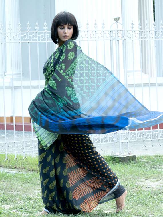 Women Printed Casual Wear Saree With Blouse - 22728831 -  Standard Image - 1
