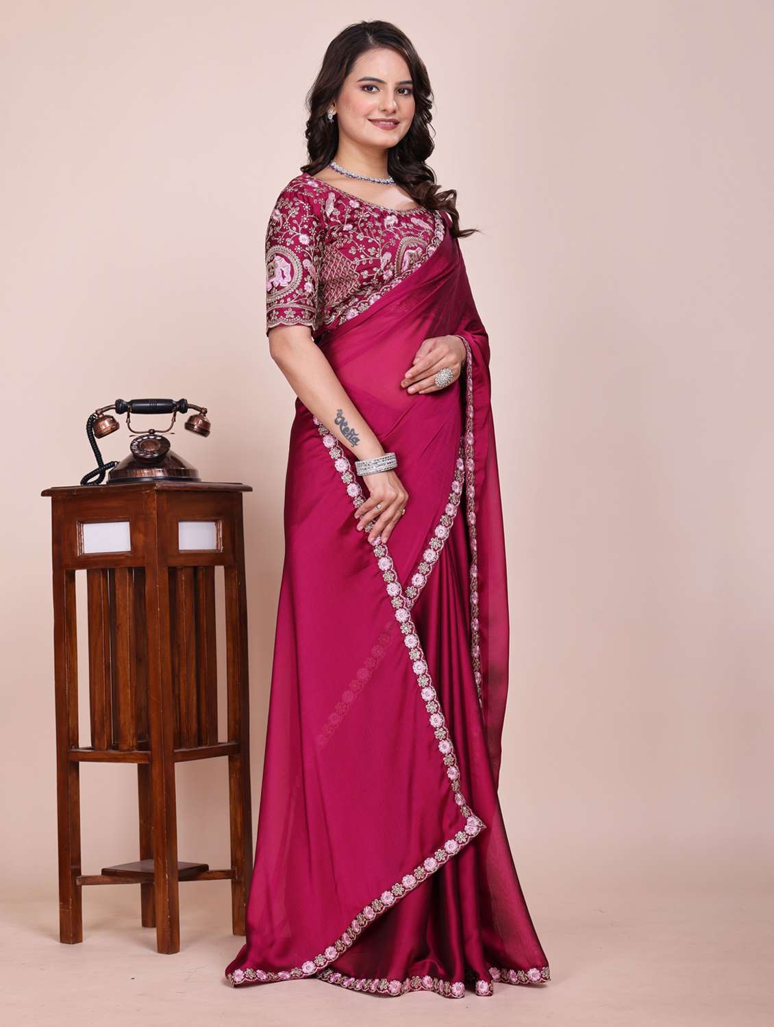 Women Solid With Bordered Saree With Blouse - 22729109 -  Standard Image - 1