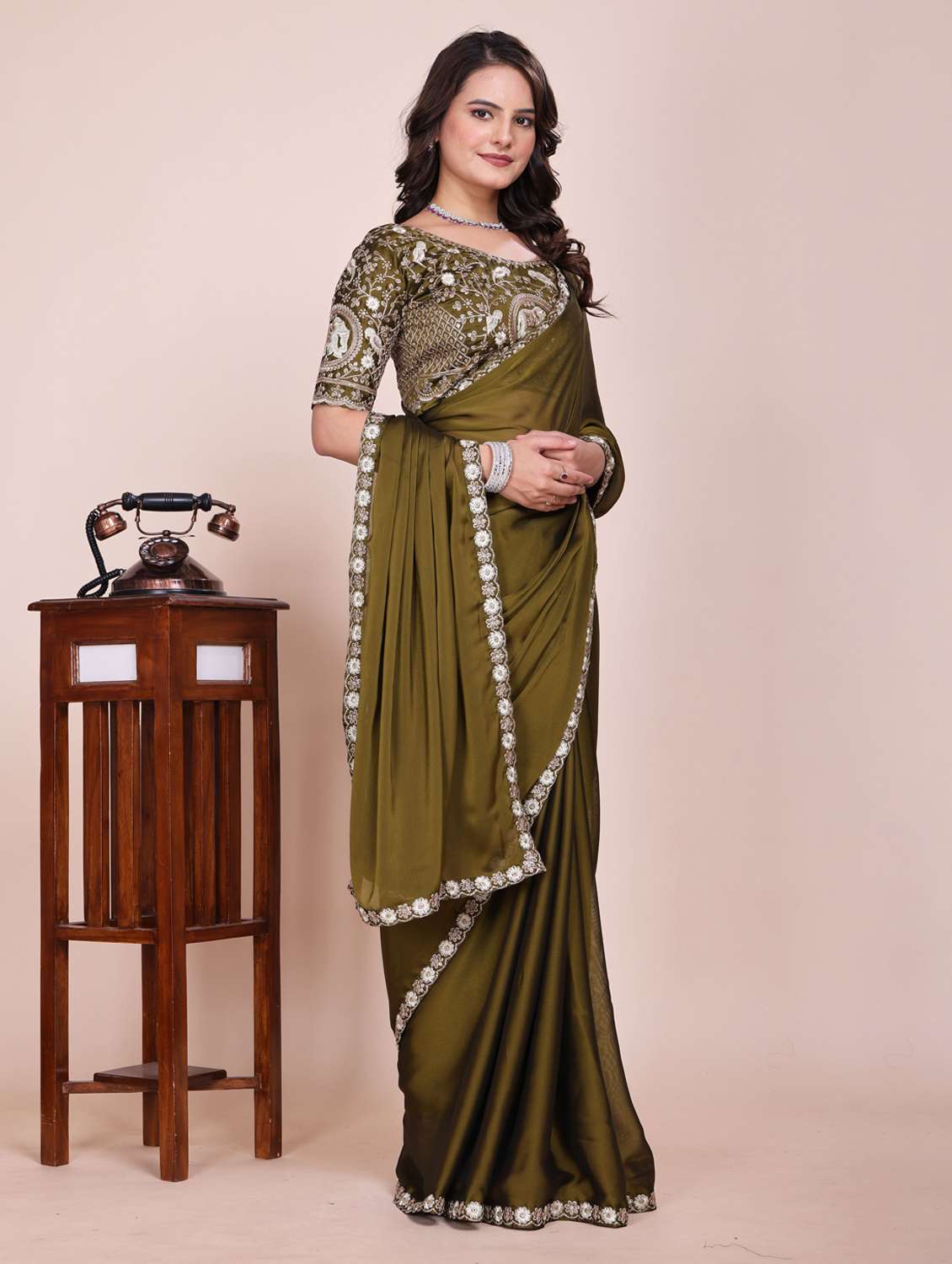 Women Solid With Bordered Saree With Blouse - 22729112 -  Standard Image - 1