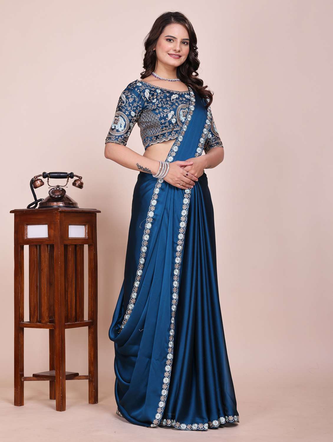 Women Solid With Bordered Saree With Blouse - 22729113 -  Standard Image - 1