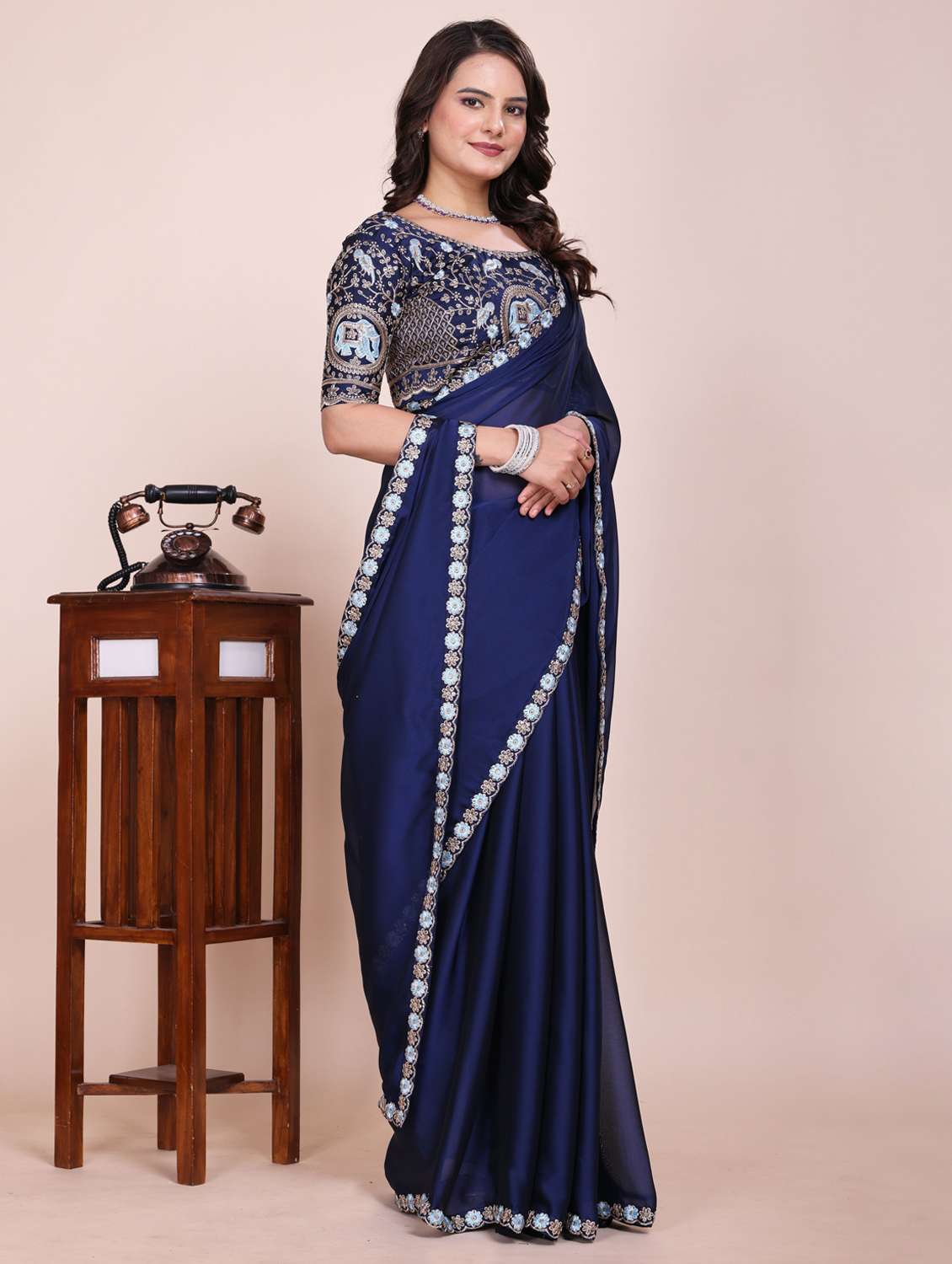 Women Solid With Bordered Saree With Blouse - 22729114 -  Standard Image - 1