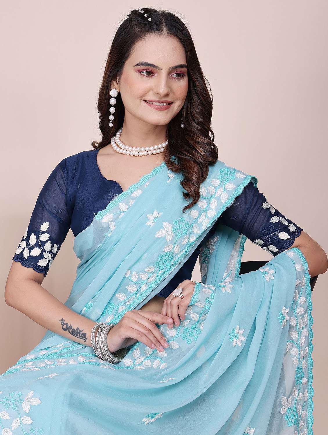 Women Solid With Work Embroidered Saree With Blouse - 22729197 -  Standard Image - 1