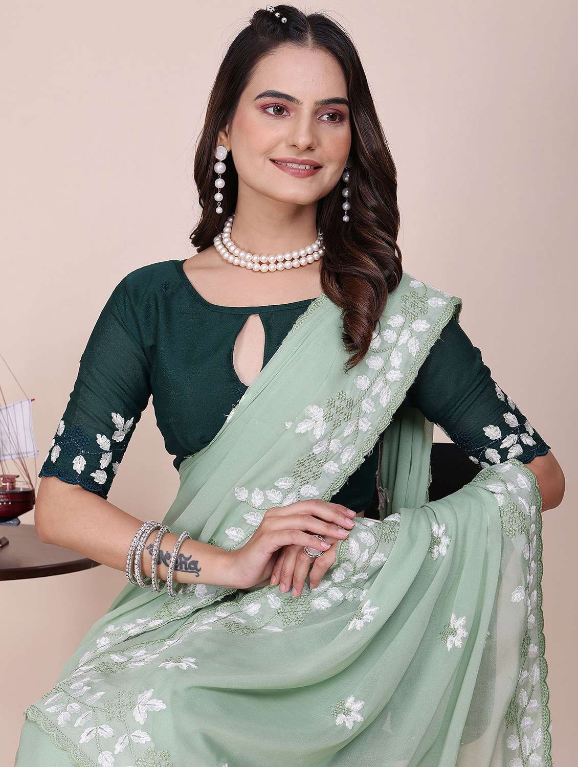Women Solid With Work Embroidered Saree With Blouse - 22729198 -  Standard Image - 1