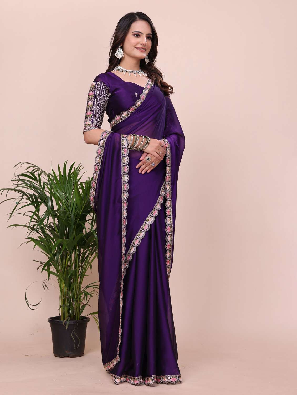 Women Solid With Bordered Saree With Blouse - 22729328 -  Standard Image - 1