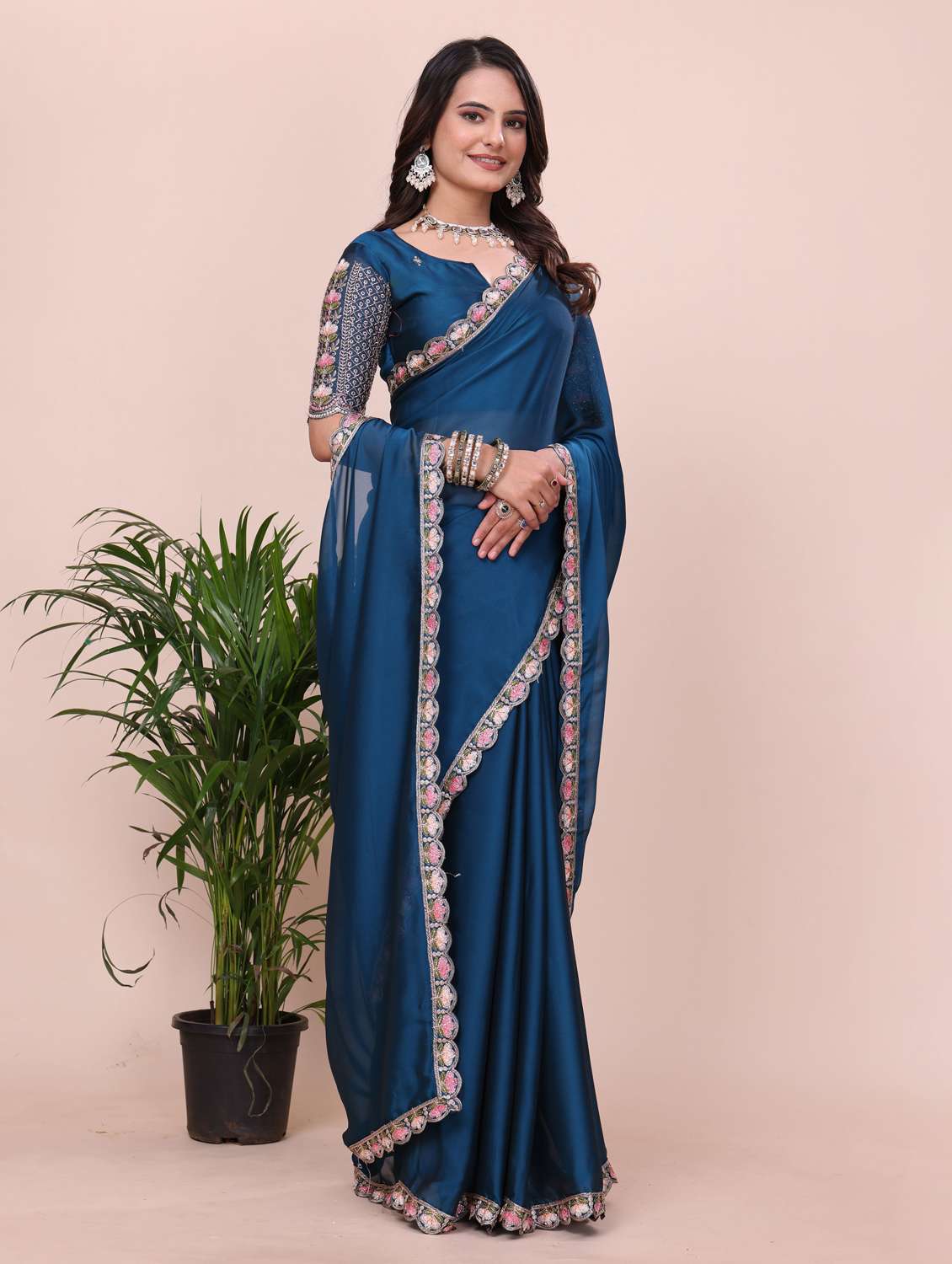 Women Solid With Bordered Saree With Blouse - 22729331 -  Standard Image - 1