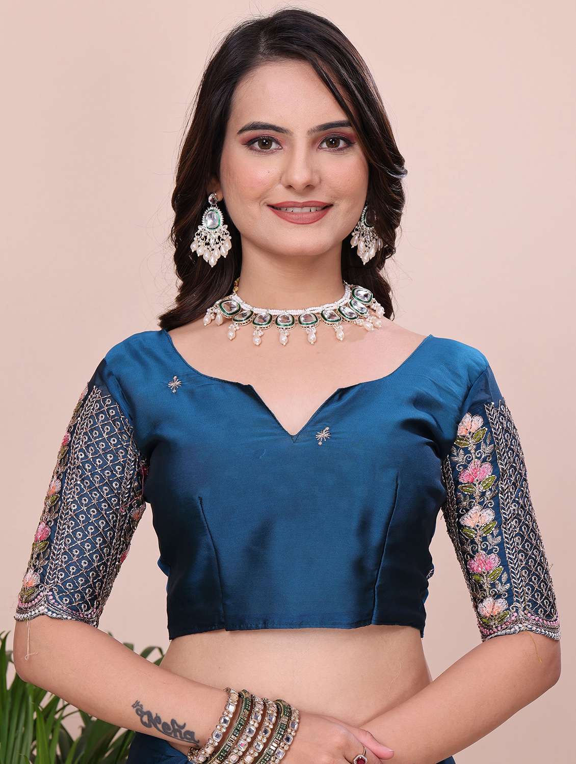Women Solid With Bordered Saree With Blouse - 22729331 -  Standard Image - 4