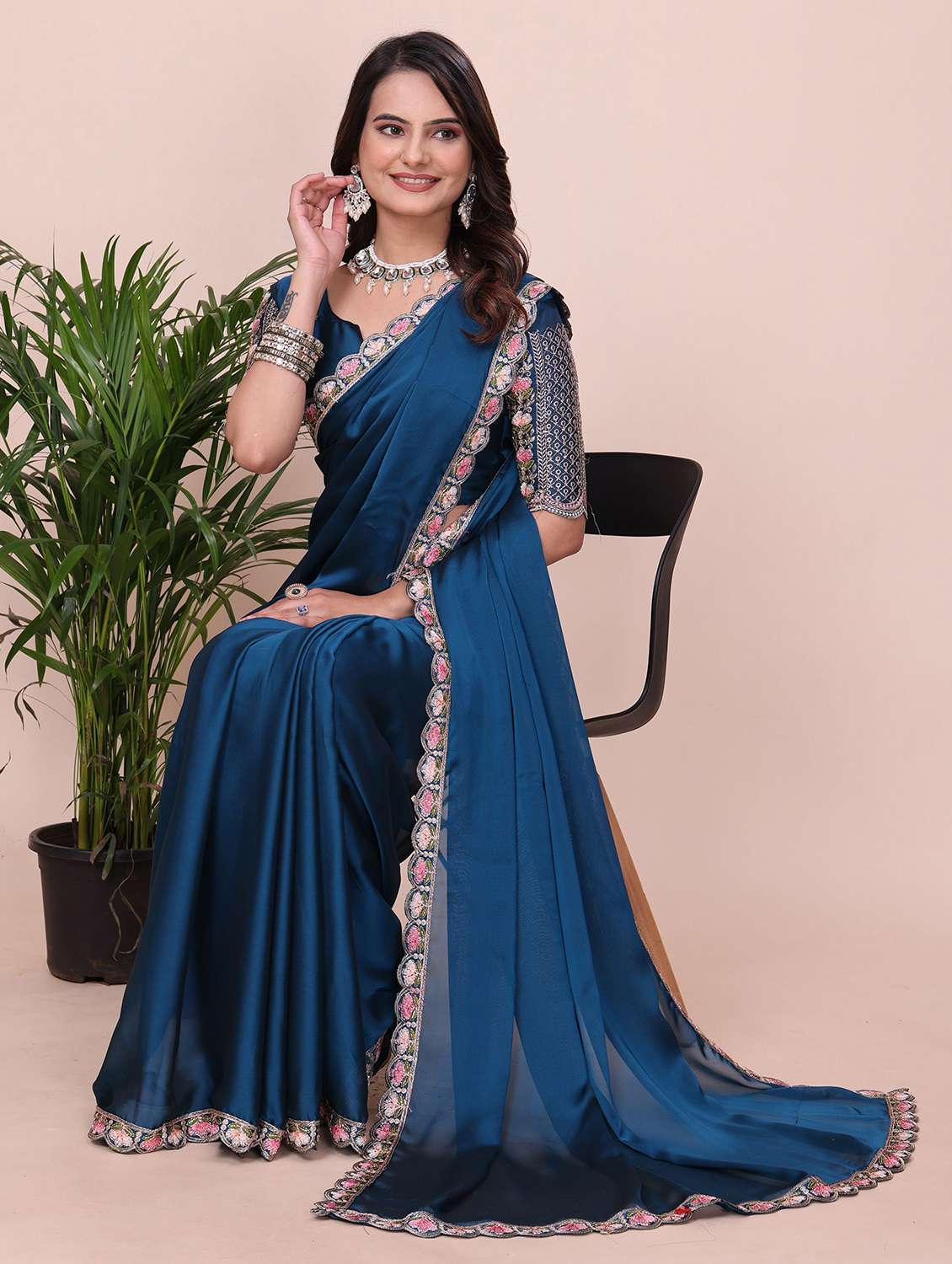 Women Solid With Bordered Saree With Blouse - 22729337 -  Standard Image - 1