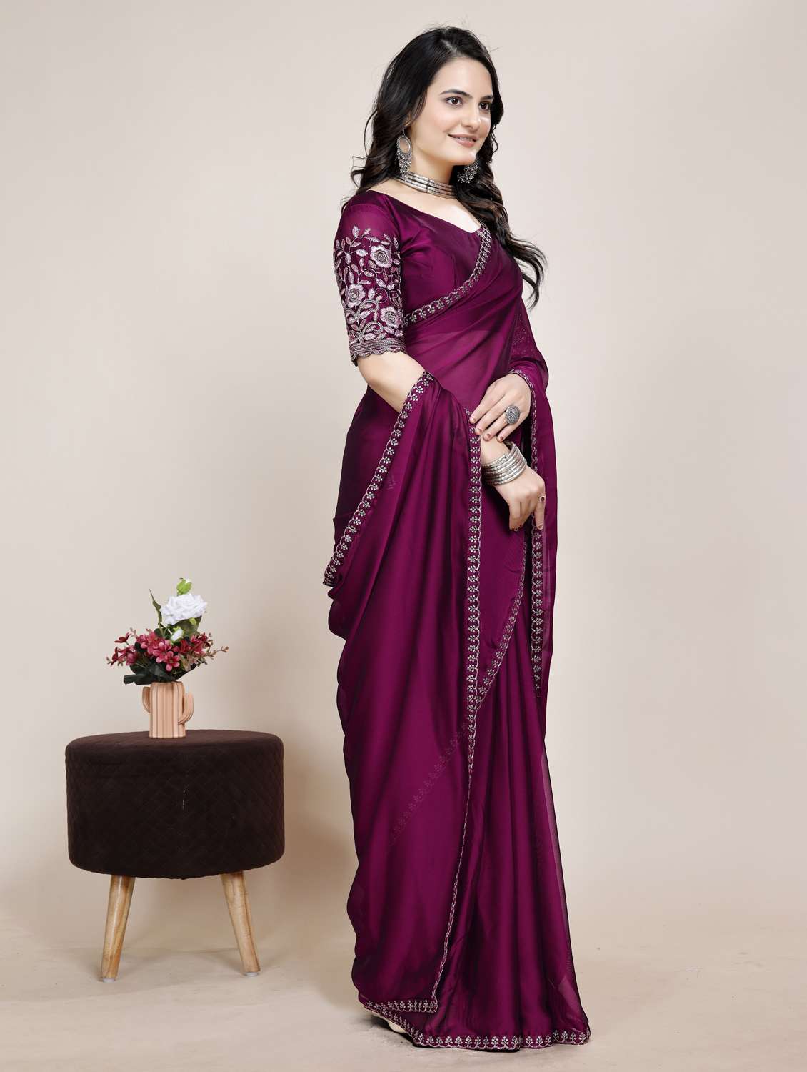 Women Solid With Bordered Saree With Blouse - 22729539 -  Standard Image - 1