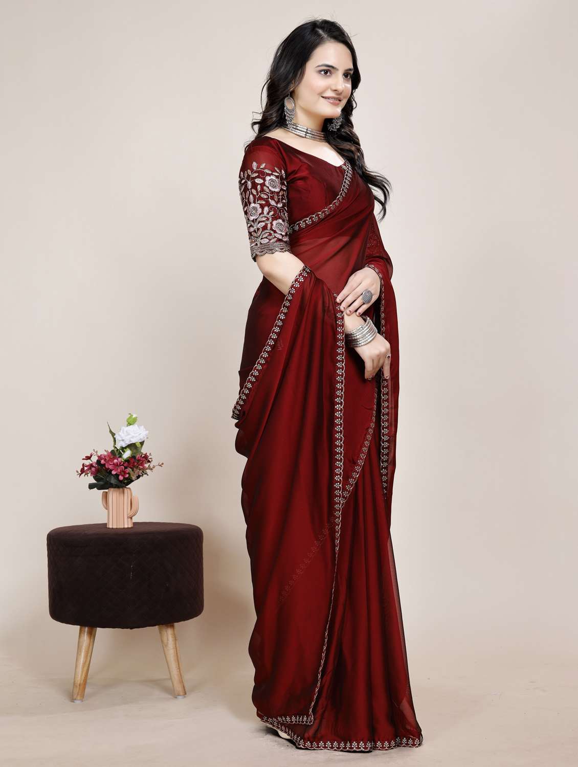 Women Solid With Bordered Saree With Blouse - 22729549 -  Standard Image - 1