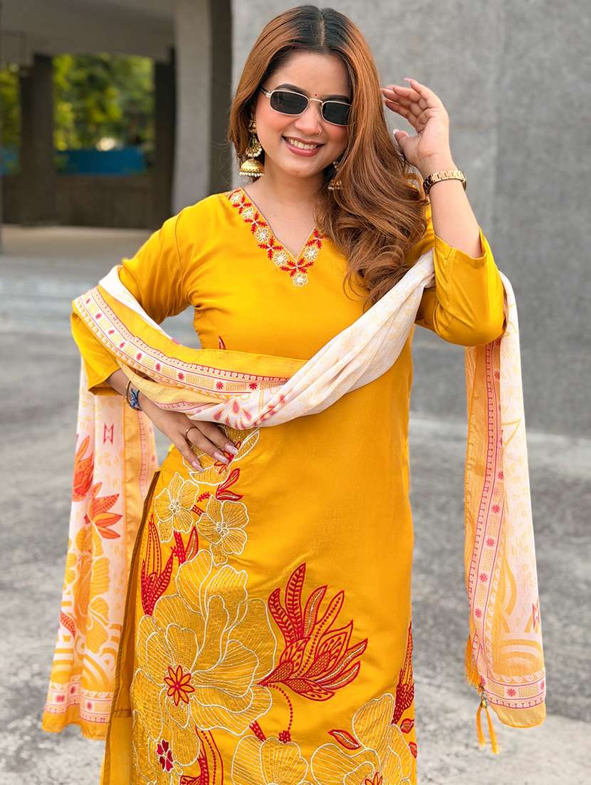 Women Embroidered Three Quarter Sleeves Kurta Pant With Dupatta Set - 22734882 -  Standard Image - 4