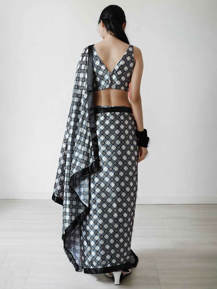Women Checkered Ready To Wear Saree With Blouse - 22736885 -  Standard Image - 4