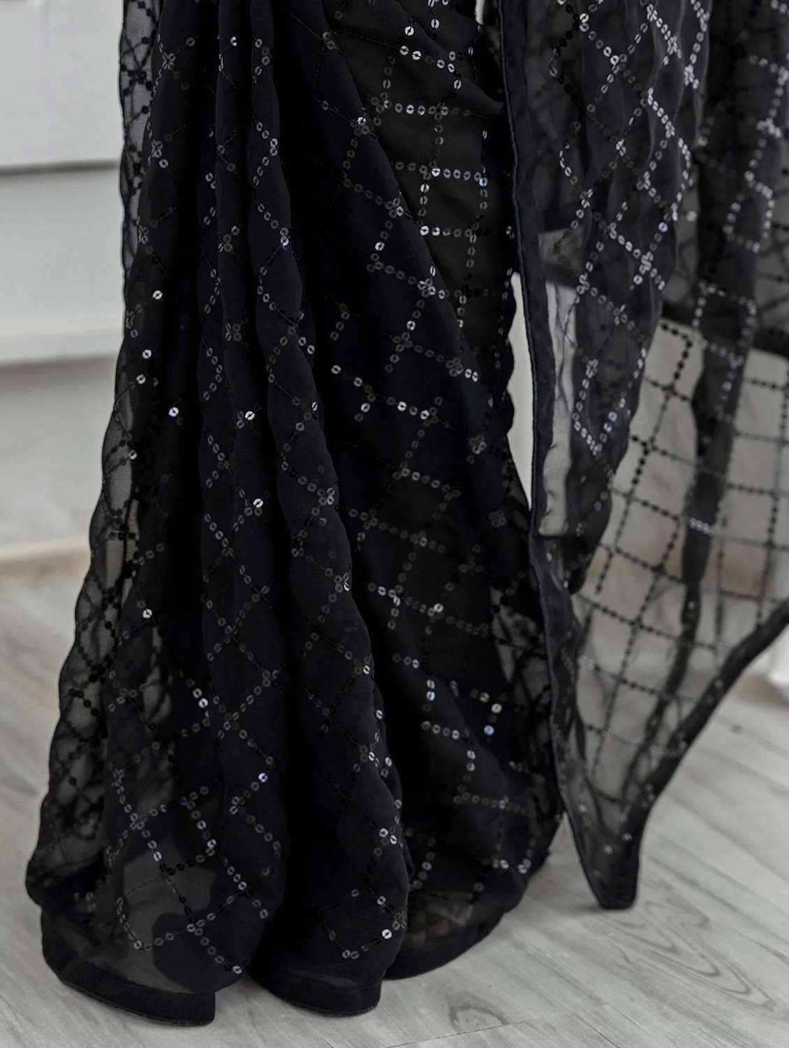 Women Solid With Work Embellished Saree With Blouse - 22738577 -  Standard Image - 4
