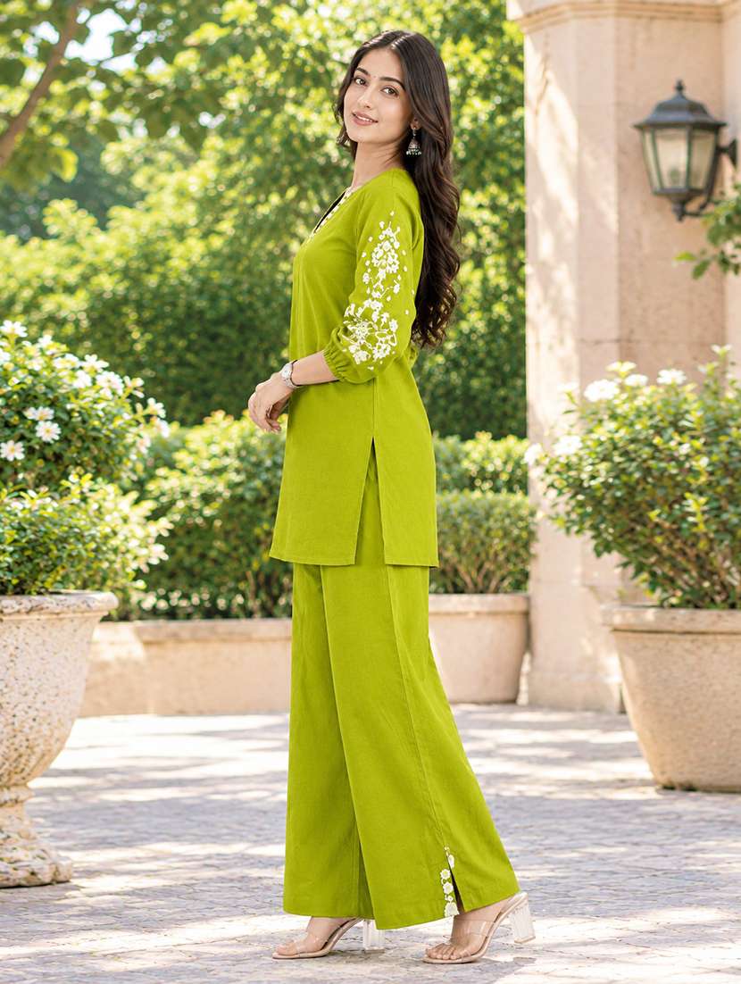 Women Embroidered Three Quarter Sleeves Kurta Pant Set - 22746717 -  Standard Image - 1