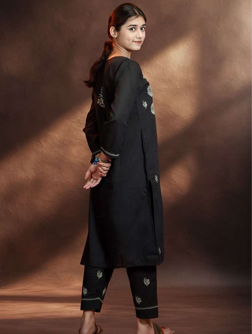 Women Embroidered Three Quarter Sleeves Kurta Pant Set - 22756222 -  Standard Image - 4