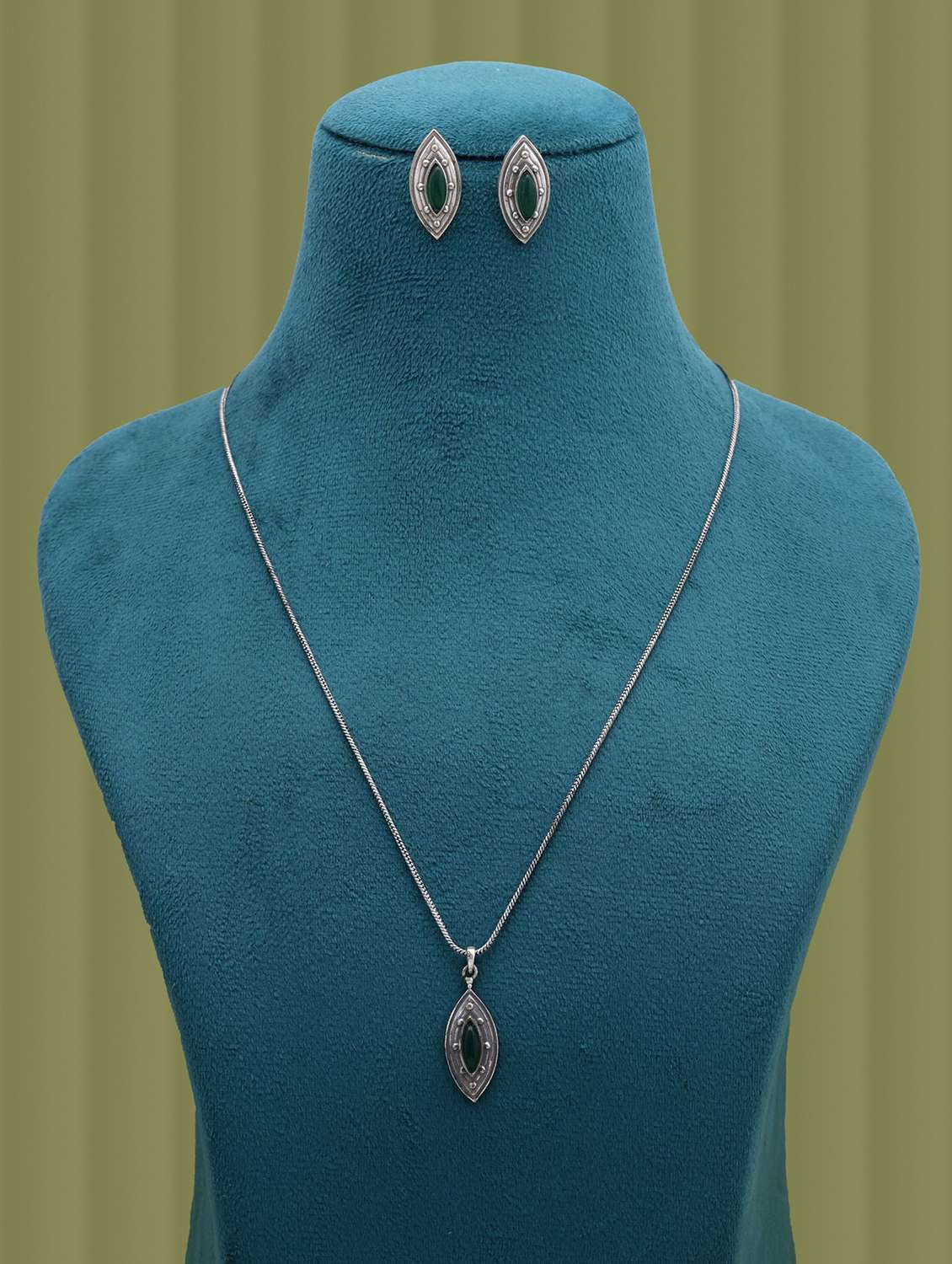 Women Green Color Necklace Set With Earrings - 22761412 -  Standard Image - 1