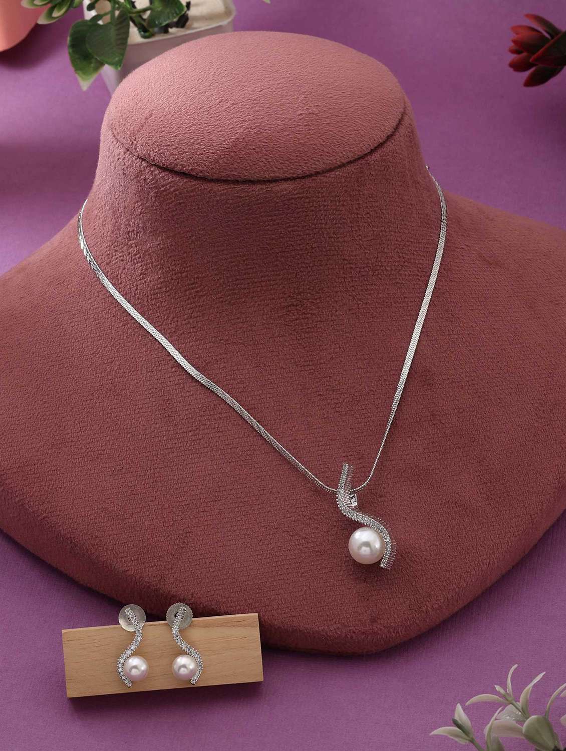 Women Silver Plated Necklace And Earrings Set With Pearls - 22761416 -  Standard Image - 1